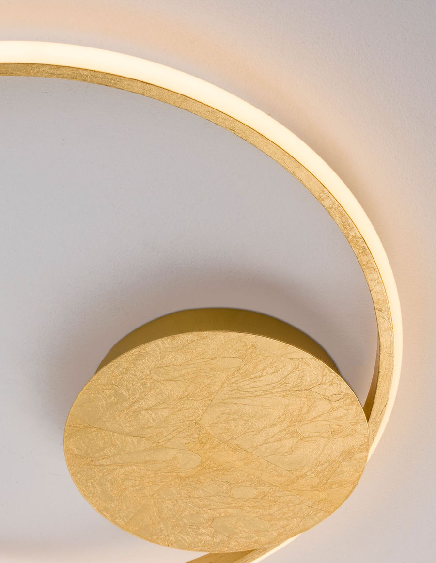 Détail de la finition dorée martelée et de l'anneau lumineux allumé