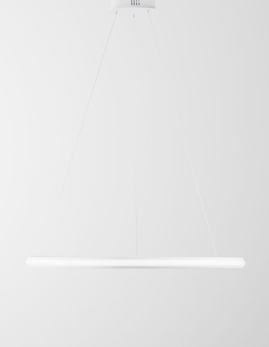 Autre profil du luminaire suspendu, câbles tendus et anneau horizontal blanc.