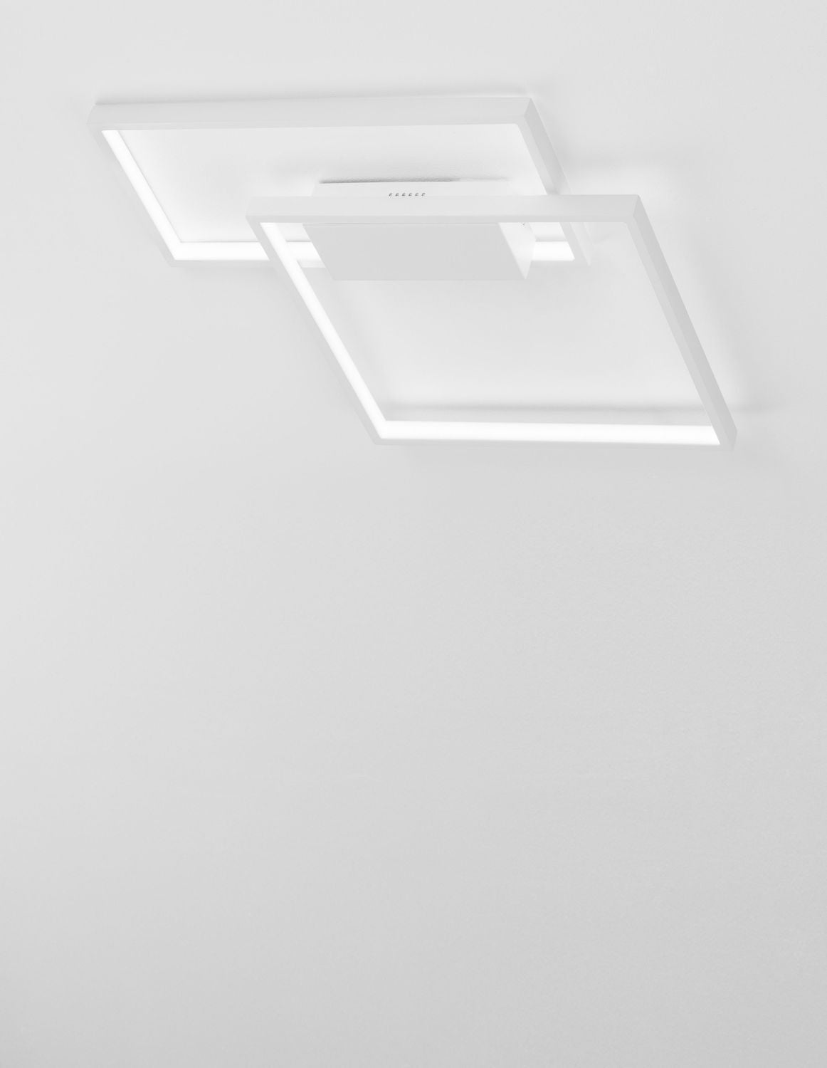 Vue plongeante sur le double cadre carré LED allumé en lumière blanche