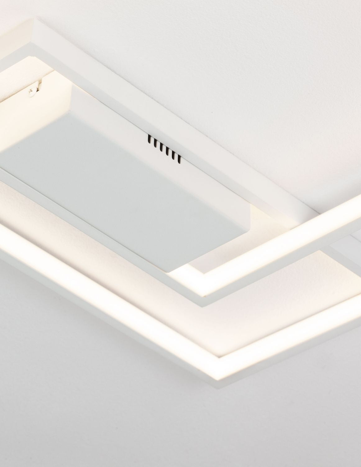 Détail rapproché du boîtier central blanc et de ses ailettes de ventilation