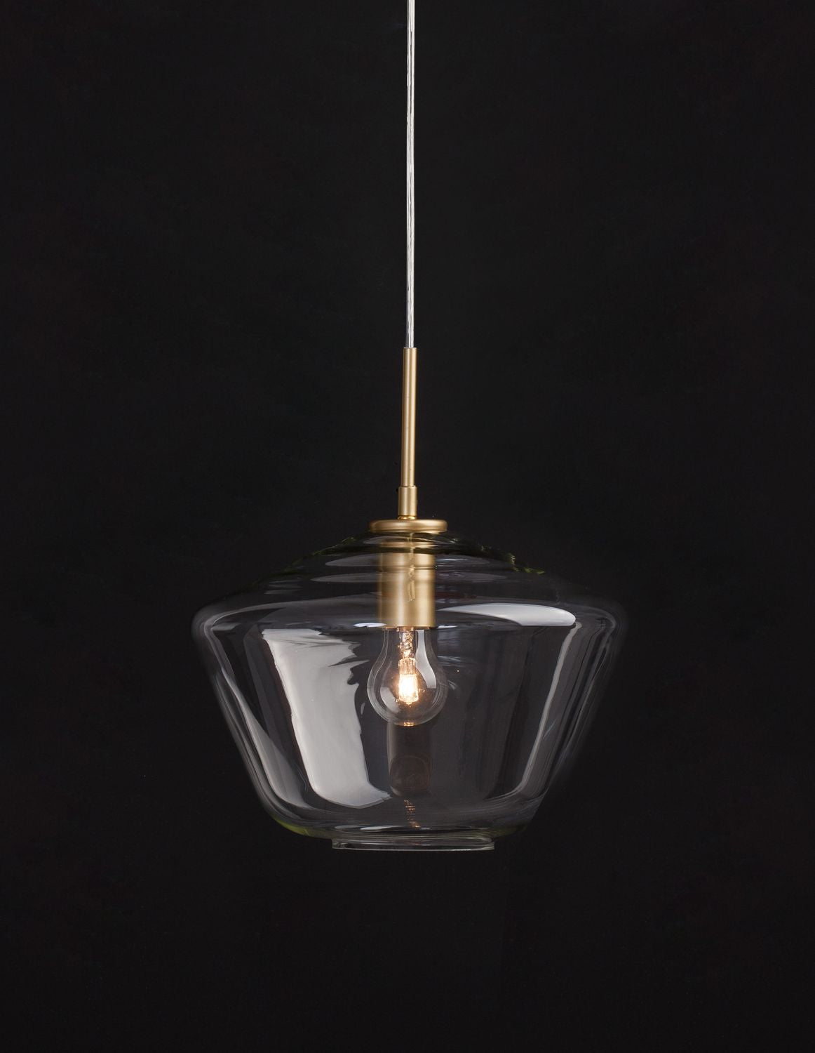 Mise en ambiance sur fond noir, ampoule allumée révélant les reflets du verre