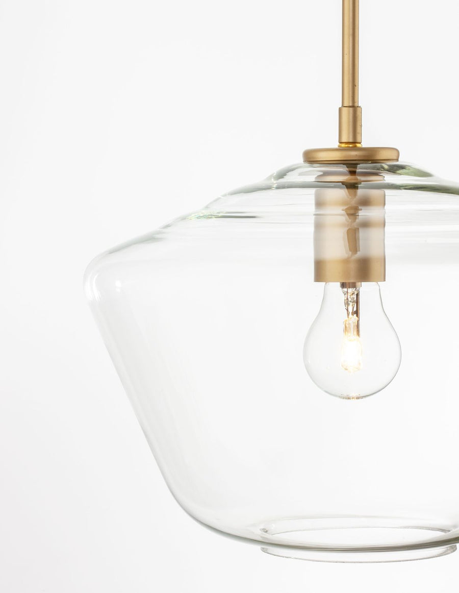 Détail de la finition laiton doré et du verre transparent autour de l'ampoule