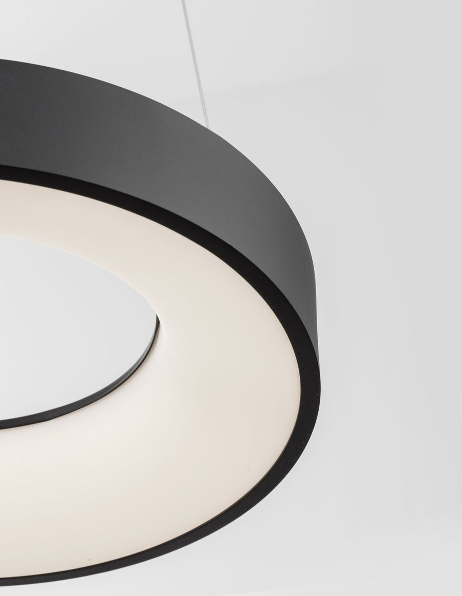 Détail rapproché de l'anneau noir et du diffuseur blanc opalin