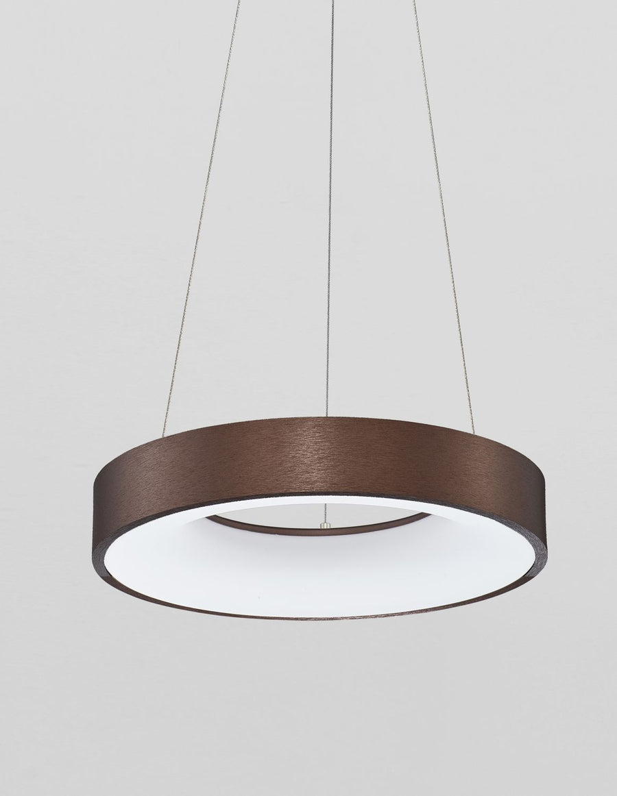 Luminaire suspendu présenté sur fond clair, forme circulaire et épaisseur fine
