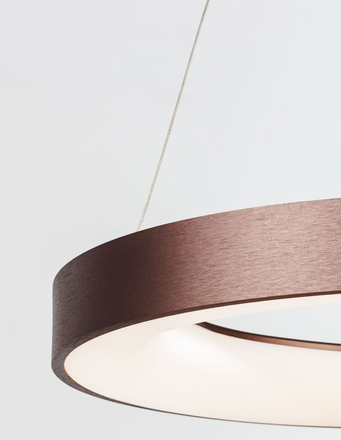 Détail rapproché de la finition marron texturée et du diffuseur blanc translucide