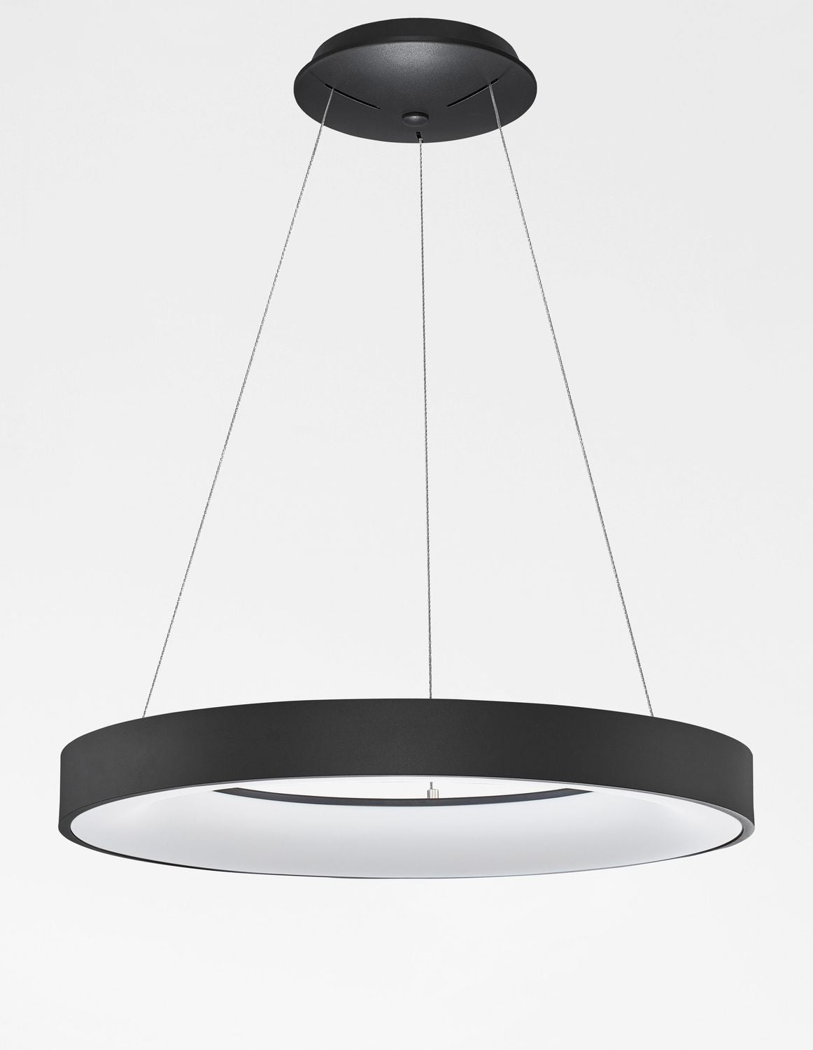 Suspension ronde noire vue de trois quarts sur fond neutre
