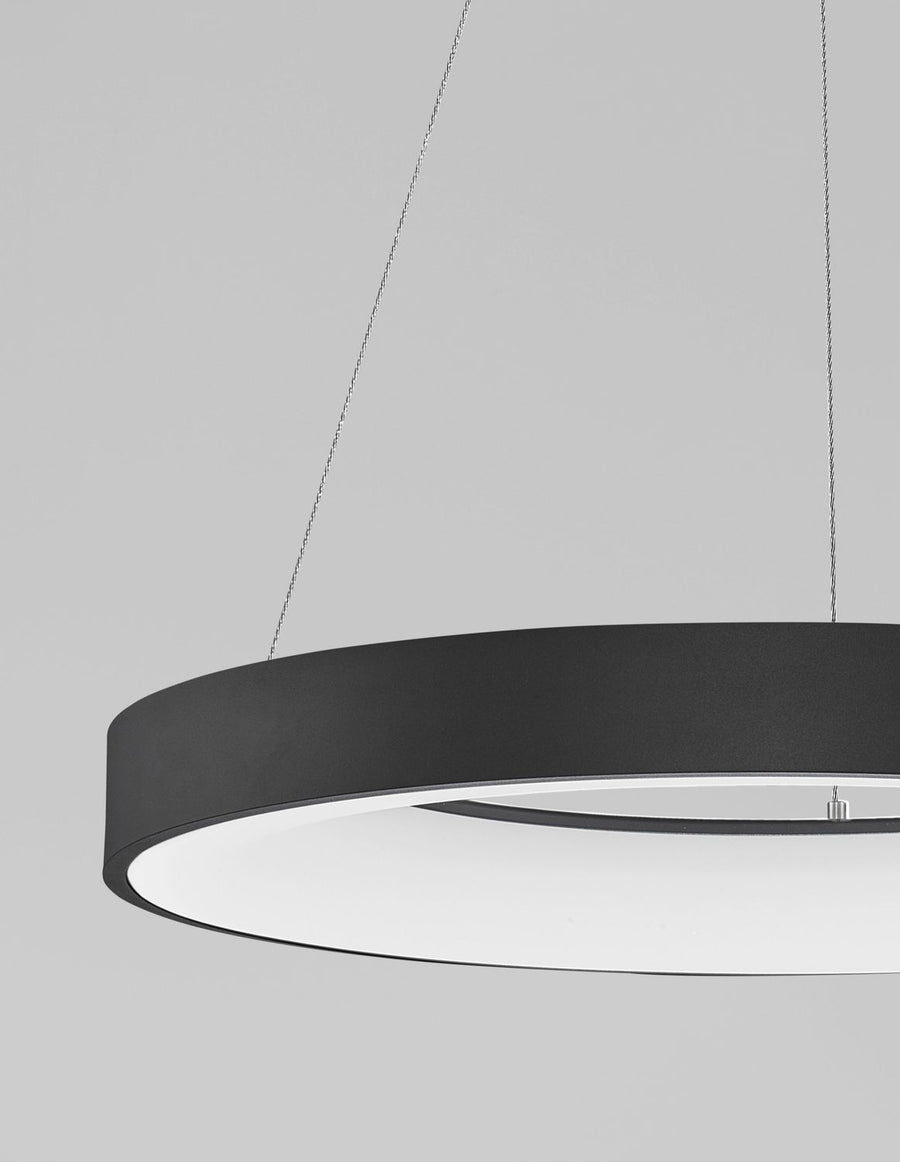 Détail du bandeau noir et du diffuseur blanc de la suspension