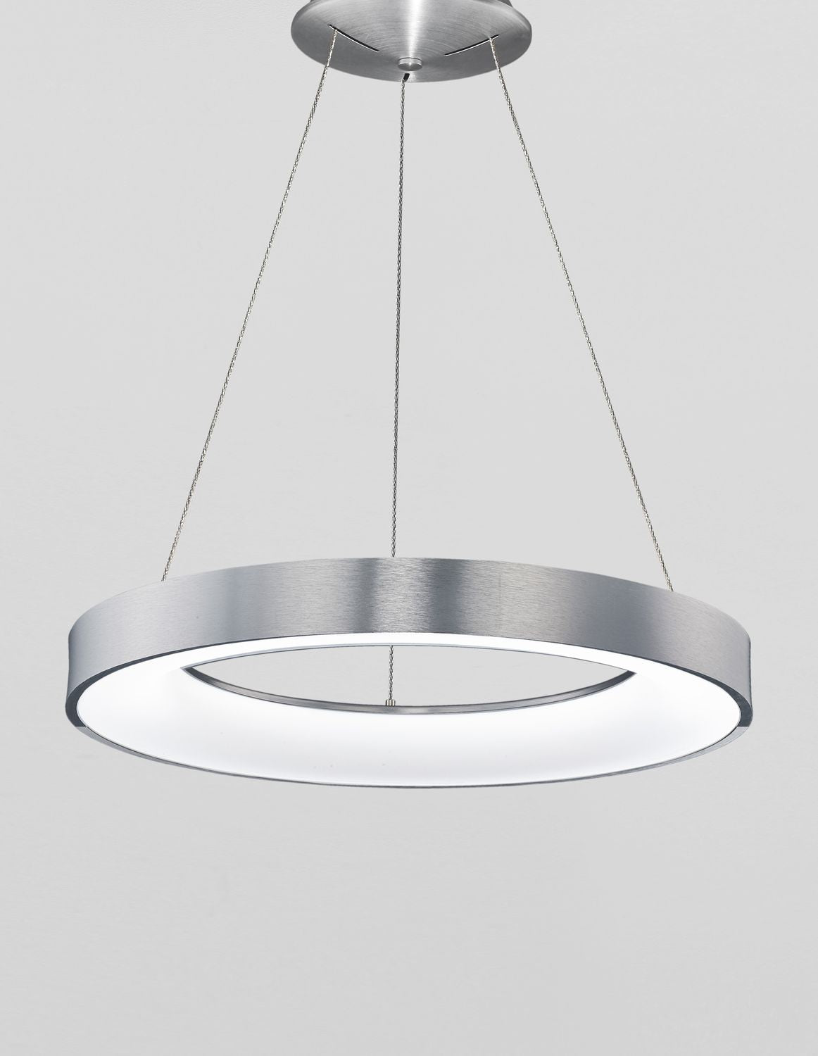 Autre angle du luminaire rond dévoilant le dessous du diffuseur blanc