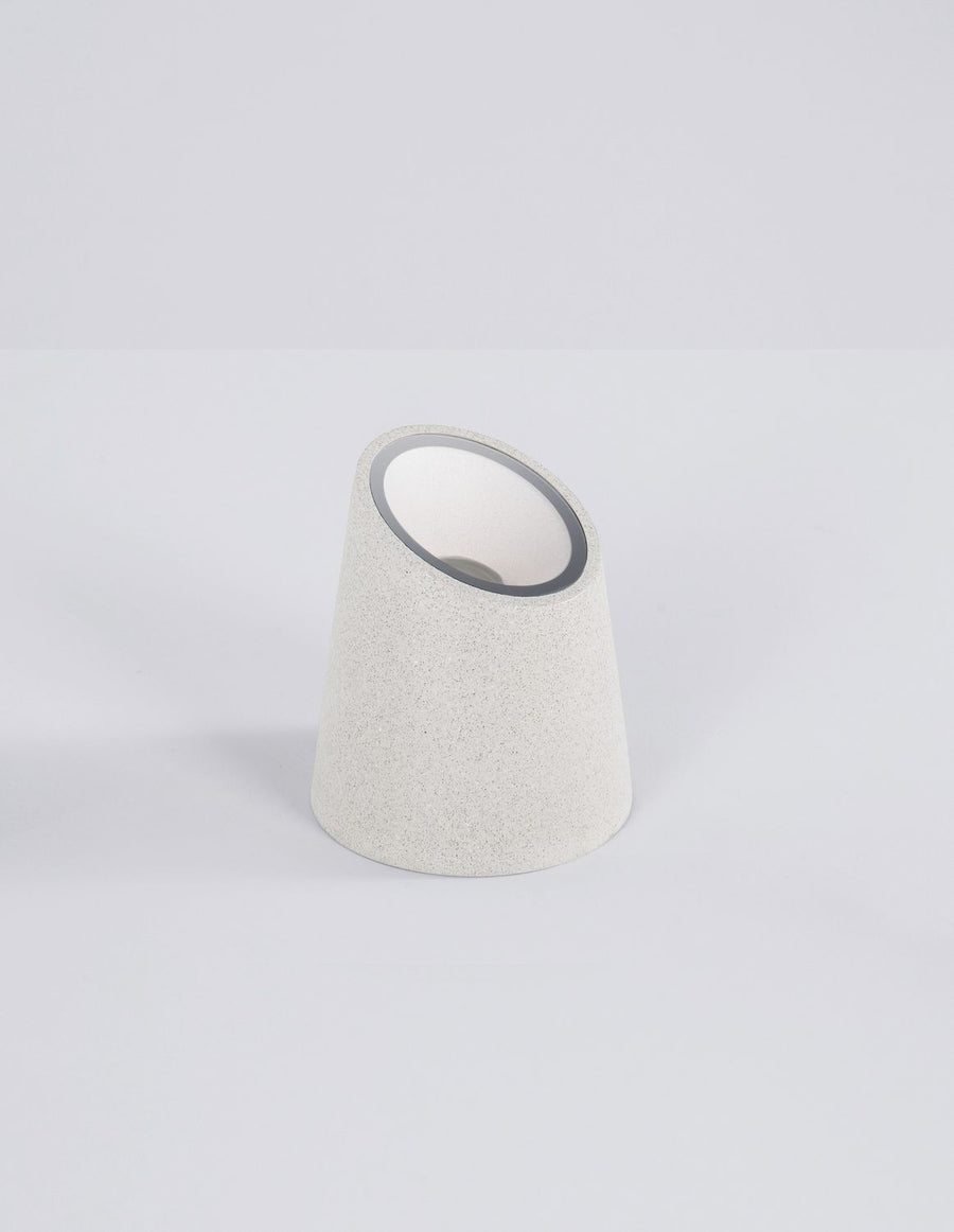 Autre angle de la borne blanche présentée sur fond blanc, ouverture oblique