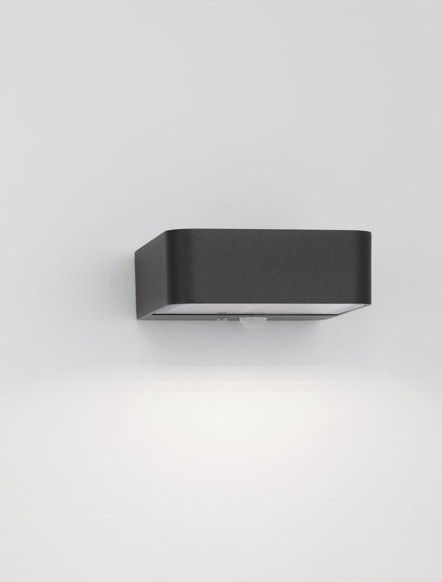 Face avant du luminaire extérieur avec son éclairage LED allumé