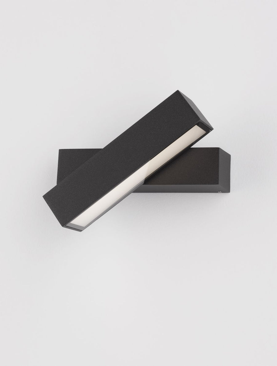 Deux exemplaires superposés en perspective, capot anthracite texturé et diffuseur blanc.
