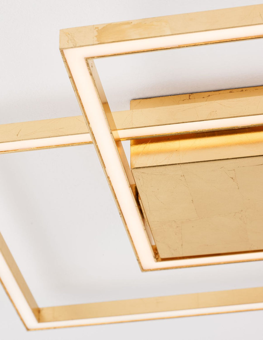 Détail rapproché de la finition dorée martelée et du bandeau LED lumineux