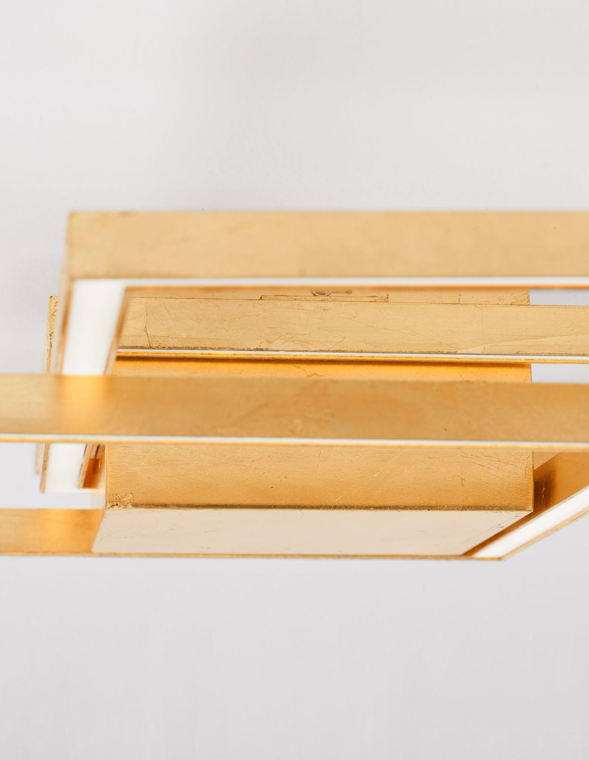 Détail de la finition dorée et des bandes lumineuses blanches