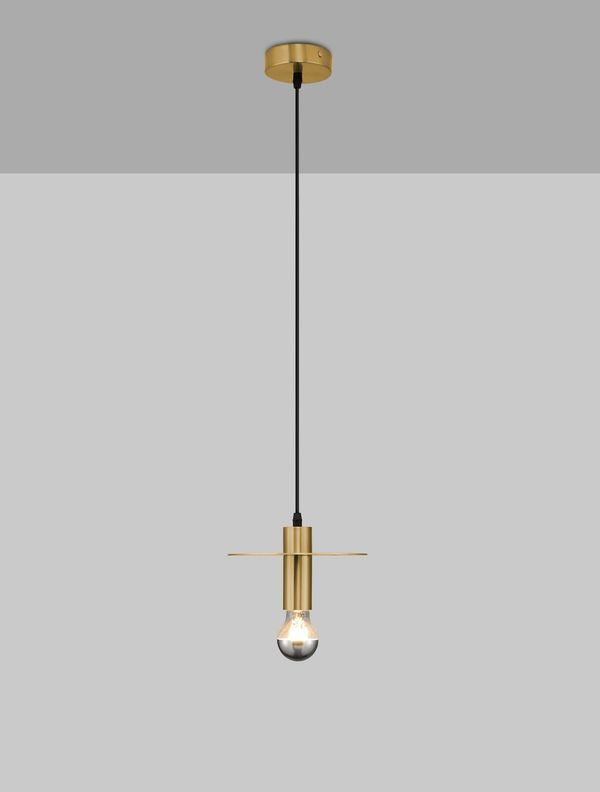Suspension dorée allumée sur fond gris, ampoule émettant une lumière chaude