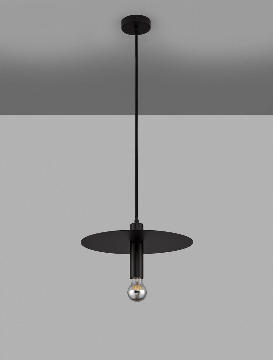 Produit entier suspendu devant un mur gris, disque et ampoule visibles