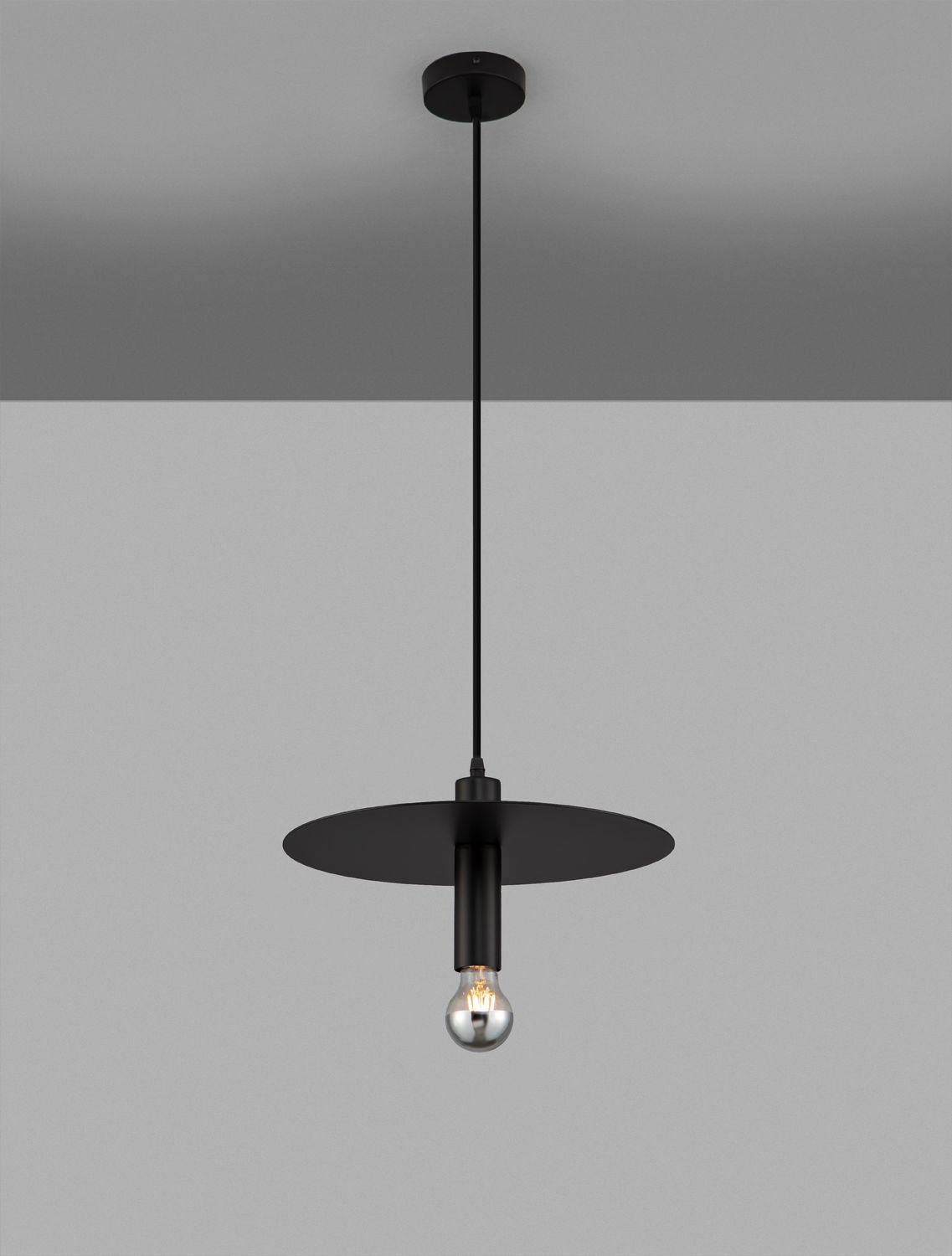 Vue d'ensemble du luminaire sur fond gris neutre, câble et rosace noirs
