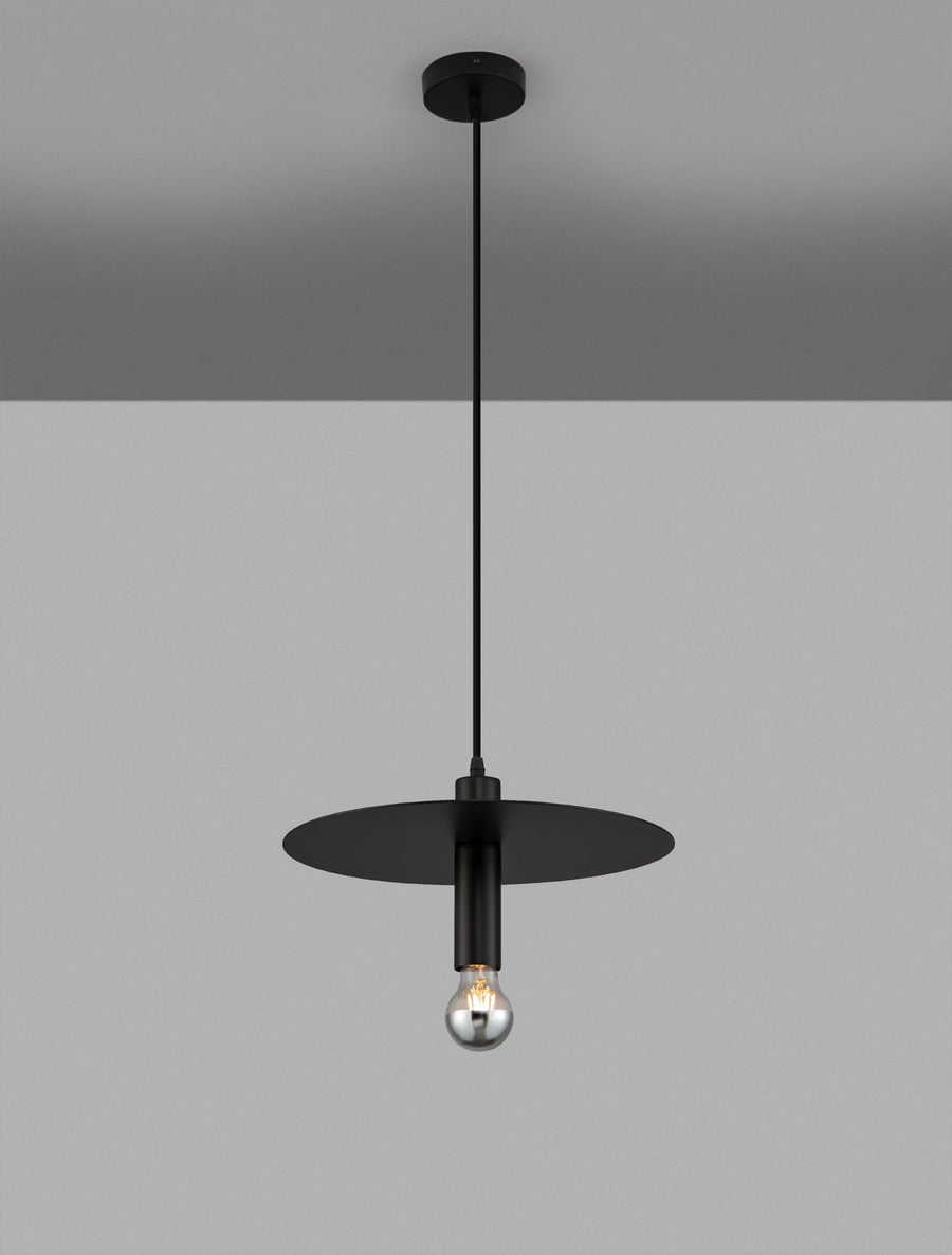 Vue d'ensemble du luminaire sur fond gris neutre, câble et rosace noirs