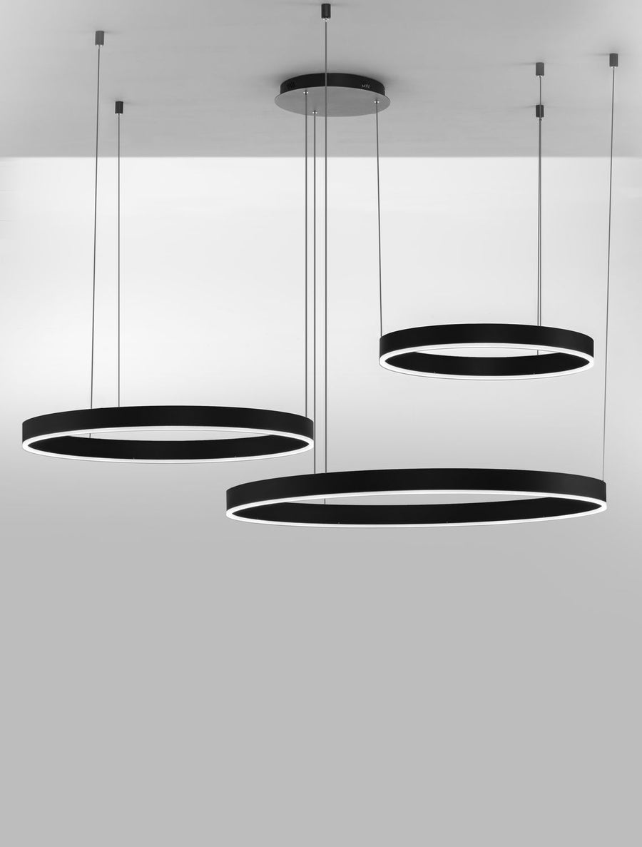 Trois anneaux noirs suspendus, diffuseur LED allumé, présentés sur fond gris clair