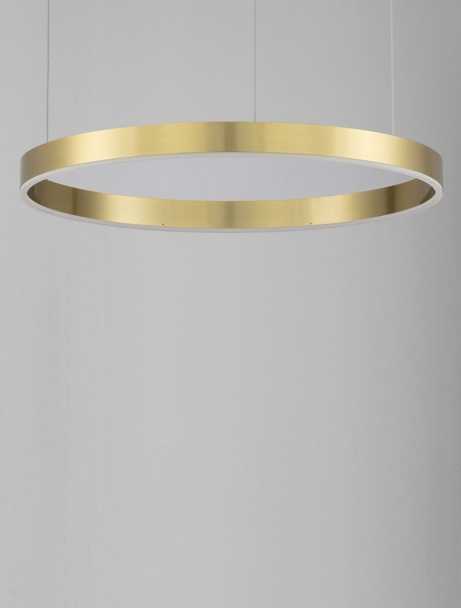 Gros plan sur le bandeau laiton brossé et le ruban LED blanc inférieur