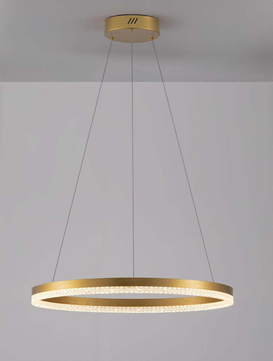 Suspension lumineuse ronde en laiton avec diffuseur texturé, éclairée et fixée au plafond.