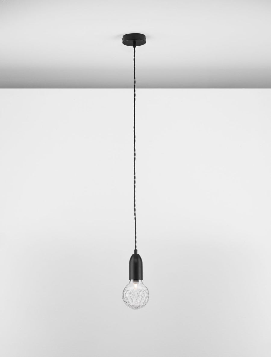 Suspension noire vue de face, câble tressé et ampoule en verre transparente