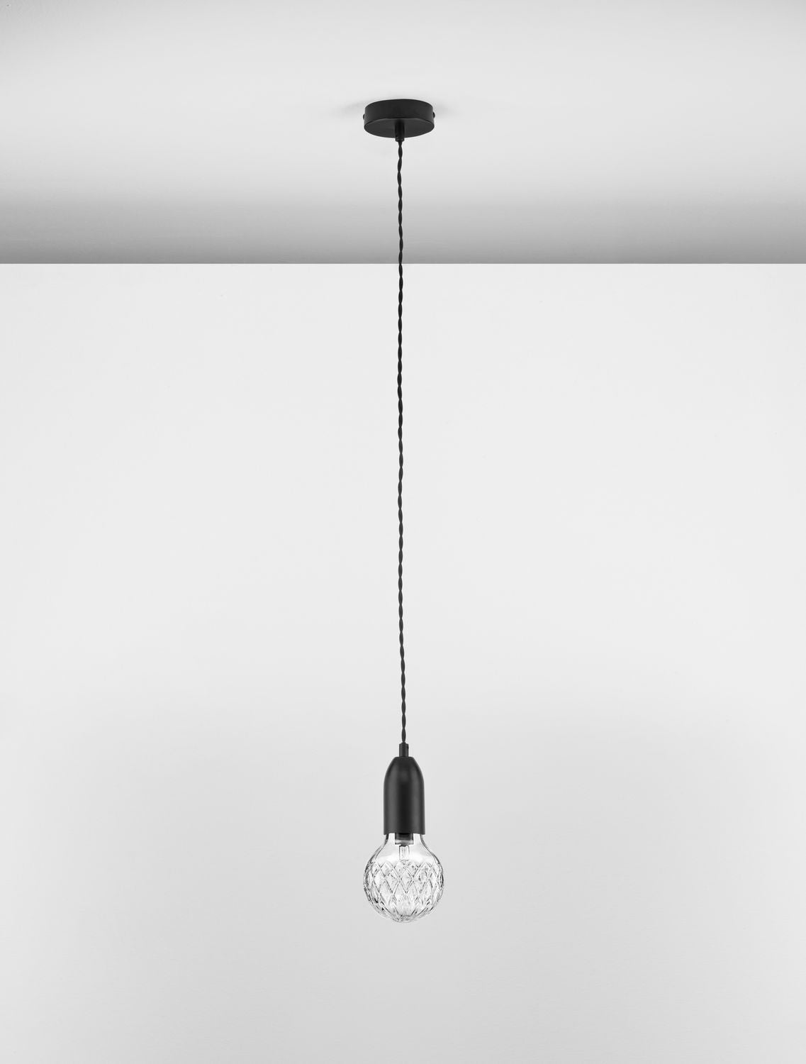Mise en ambiance de la suspension allumée sous un plafond blanc uni