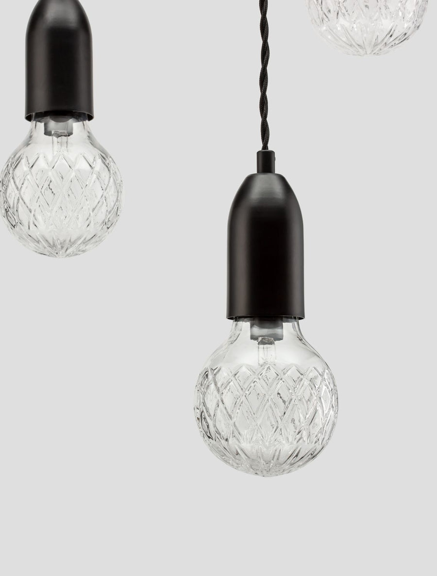 Détail de la douille noire et du filament visible dans l'ampoule en verre givré