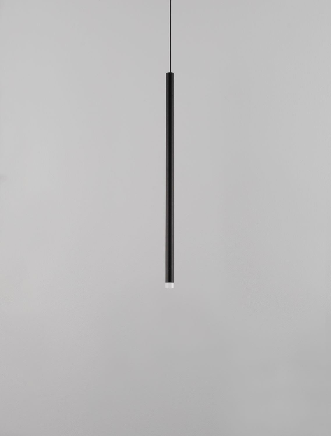 Gros plan du bas du tube noir avec diffuseur blanc et câble apparent.