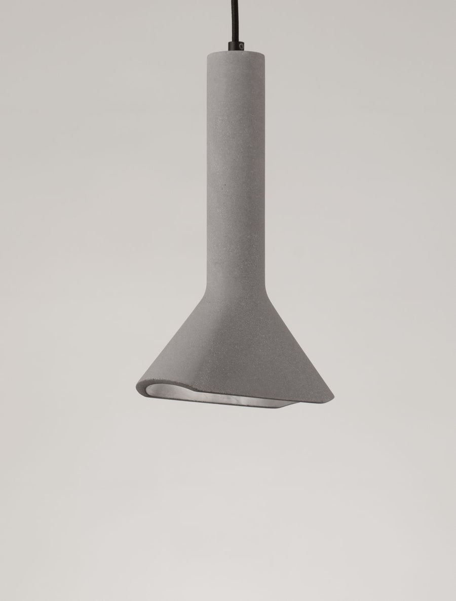 Détail de la partie évasée et de la texture brute du béton gris