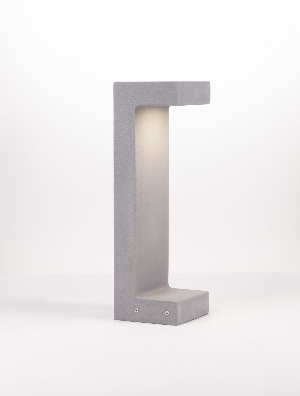 Vue de profil sur fond blanc avec la lumière allumée dans la partie évidée.