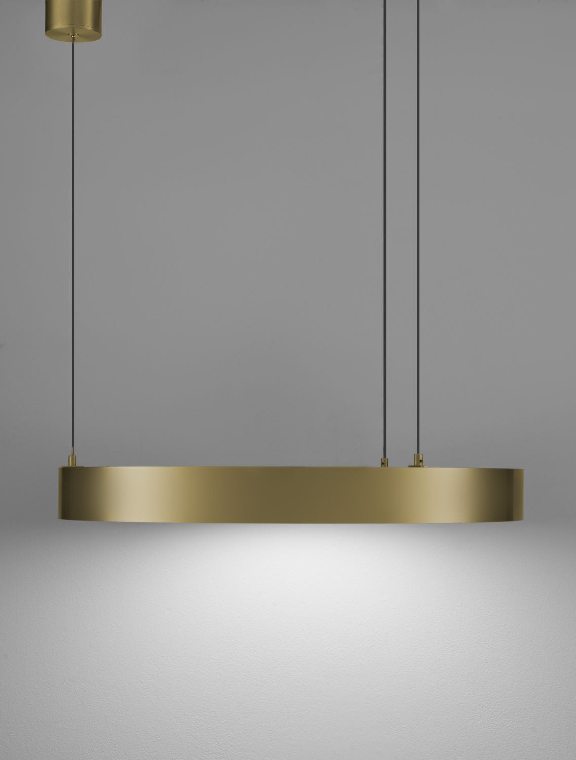 Mise en ambiance de l'anneau illuminé diffusant une lumière blanche