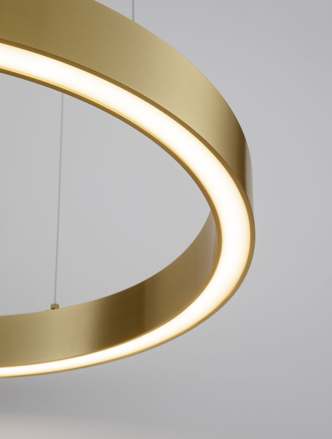 Détail rapproché du bandeau lumineux LED intégré dans l'anneau