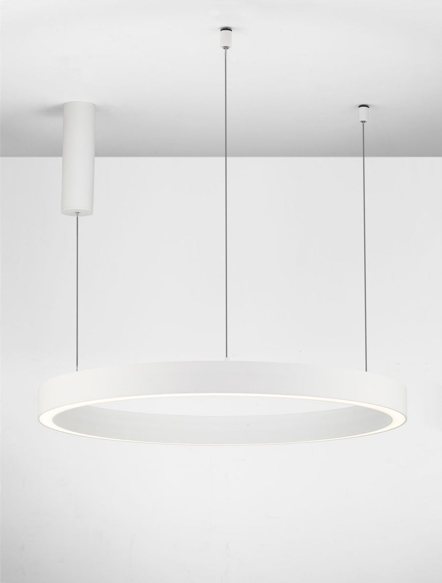 Suspension anneau blanc vue de dessous, trois câbles fins et rosace cylindrique au plafond