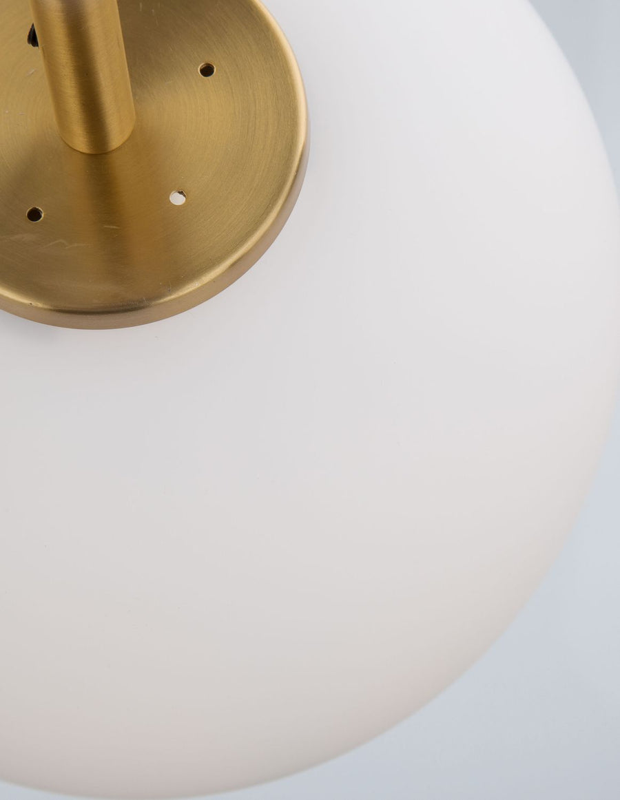 Gros plan sur la platine dorée perforée fixée au sommet du diffuseur