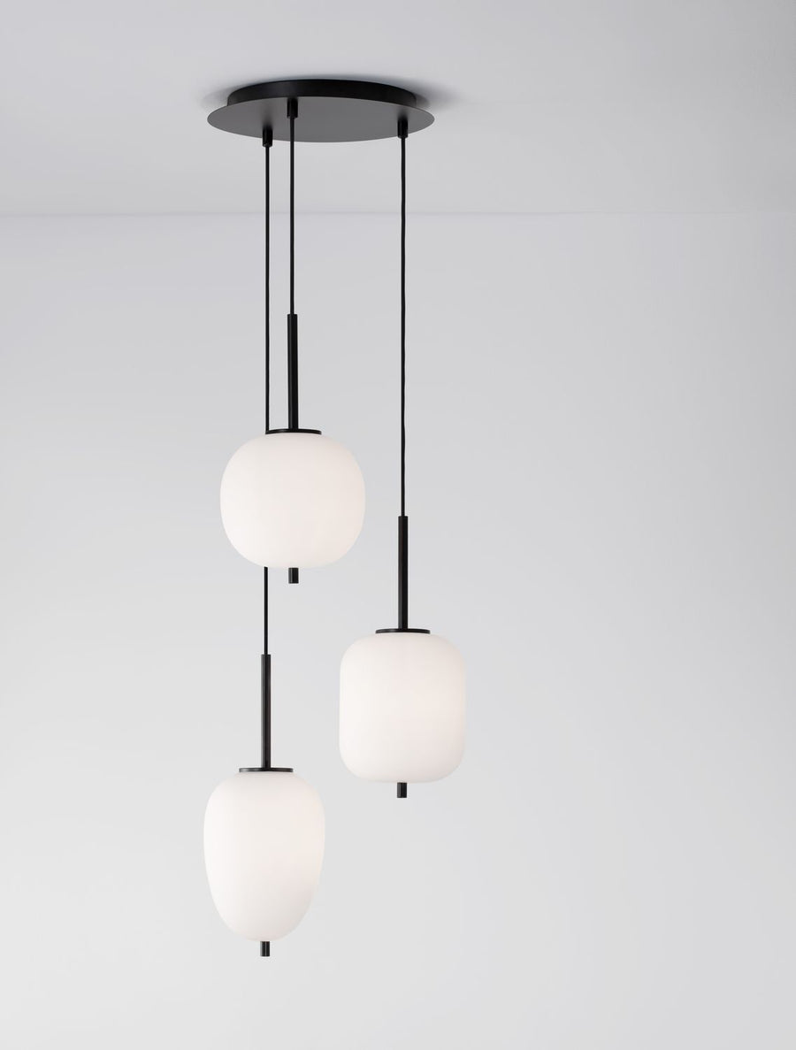 Gros plan sur les globes blancs et les tiges filetées noires de fixation