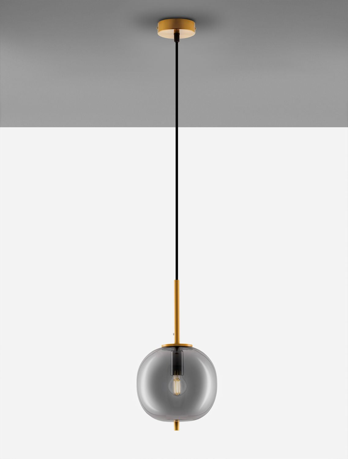 Vue en contexte montrant la suspension dorée et fumée installée sous un plafond gris.