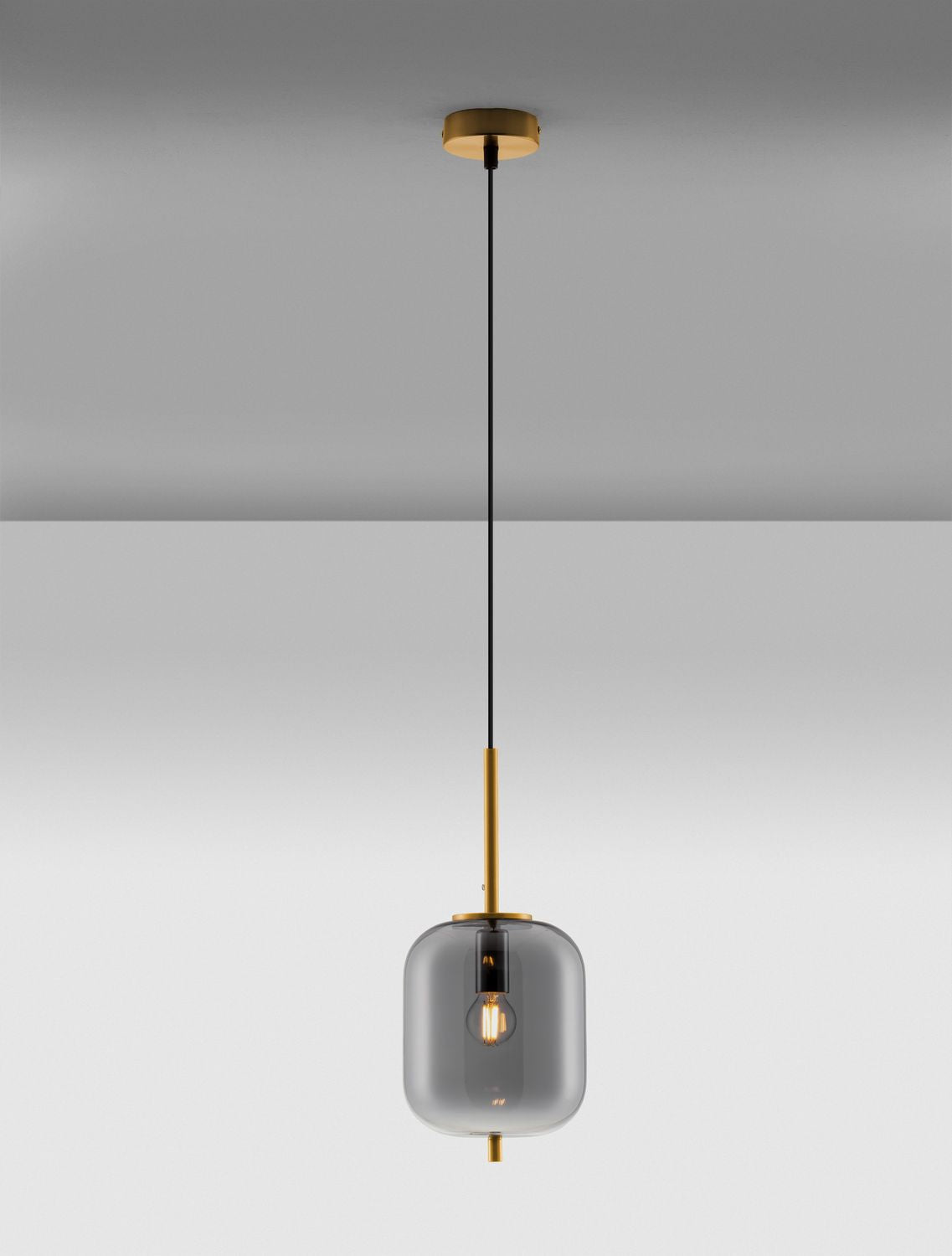 Même suspension allumée, ampoule visible à travers le globe en verre