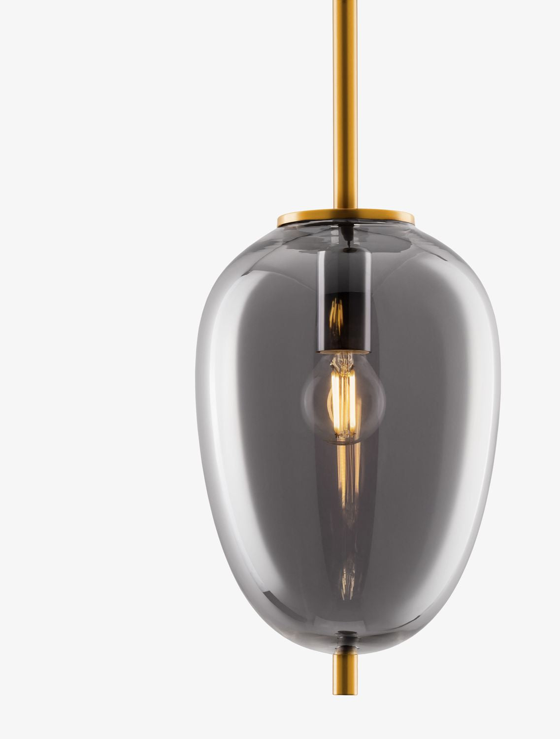 Gros plan sur le verre fumé et l'ampoule à filament, montrant la transparence et les reflets.