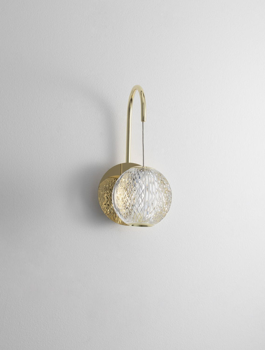 Vue de trois quarts de l’applique murale avec son bras recourbé et sa suspension.