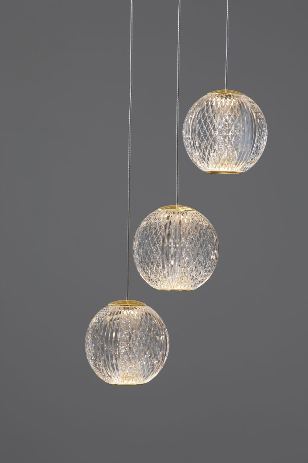 Détail de la finition diamantée du verre sur fond gris anthracite