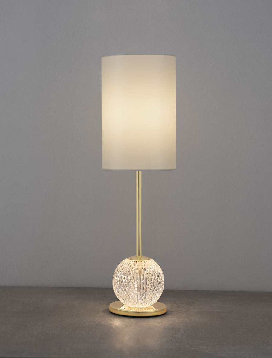 Mise en ambiance sur fond gris foncé, lumière chaude révélant la texture du verre