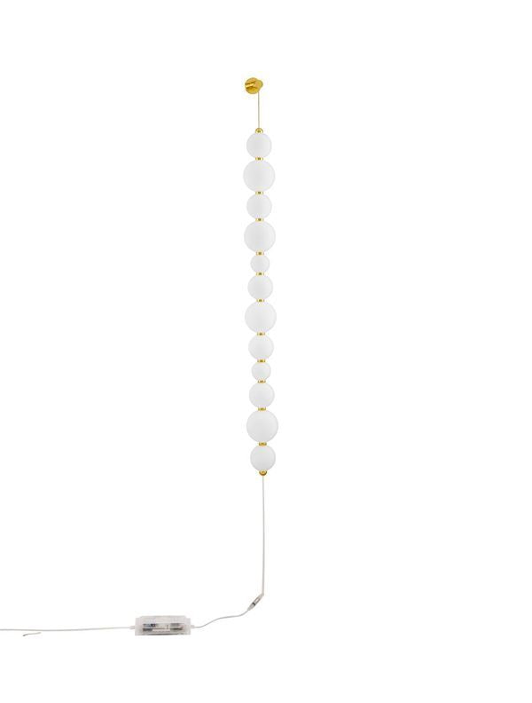 Vue de face du luminaire avec globes de verre blanc et fixation dorée en haut