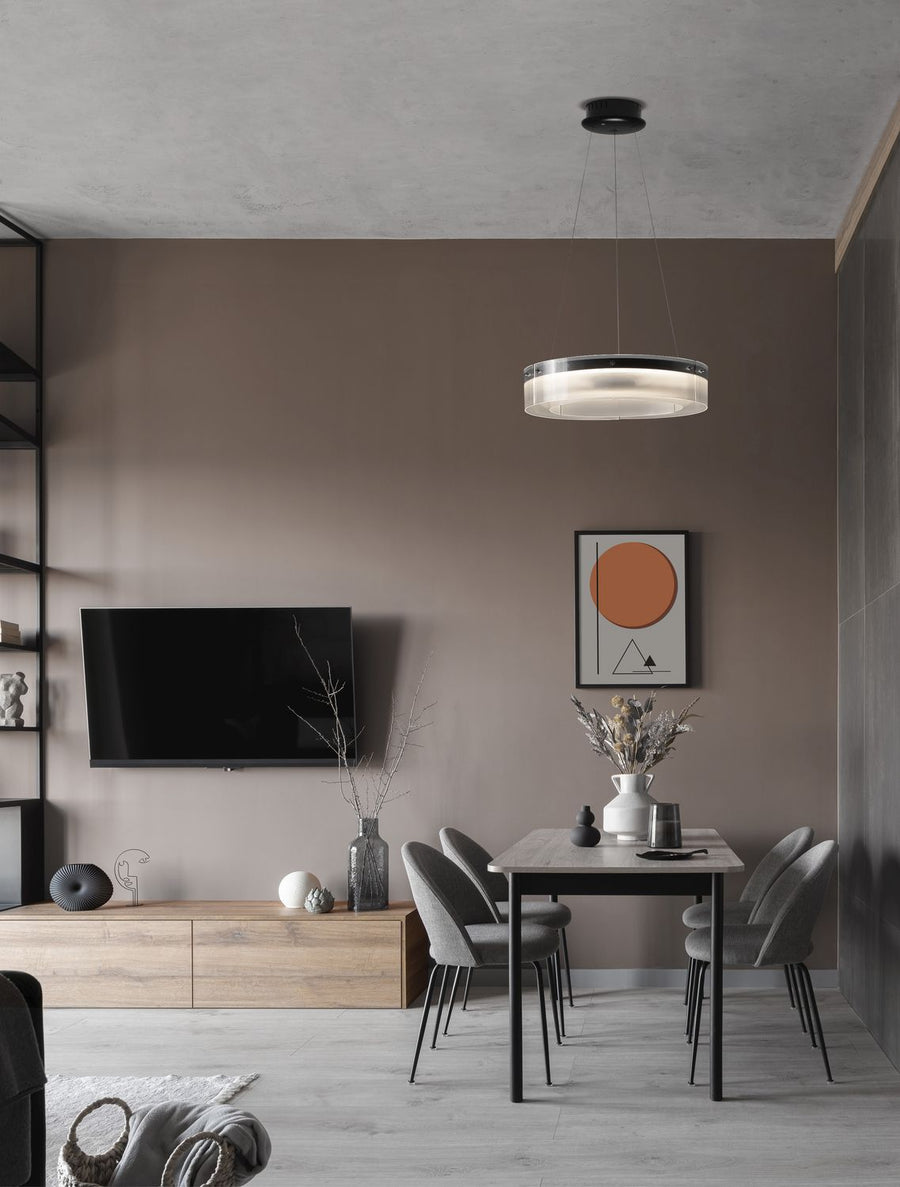 Suspension ronde éclairée au-dessus d'une table dans un salon contemporain aux tons taupe