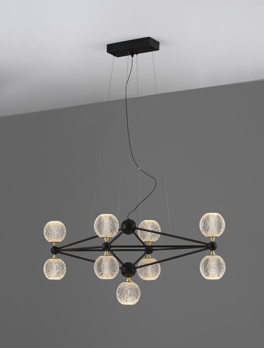 Luminaire allumé sur fond gris, halos chauds traversant le verre des globes