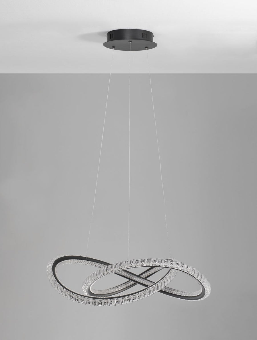 Gros plan sur les anneaux entrelacés, cristaux sertis et rubans lumineux LED