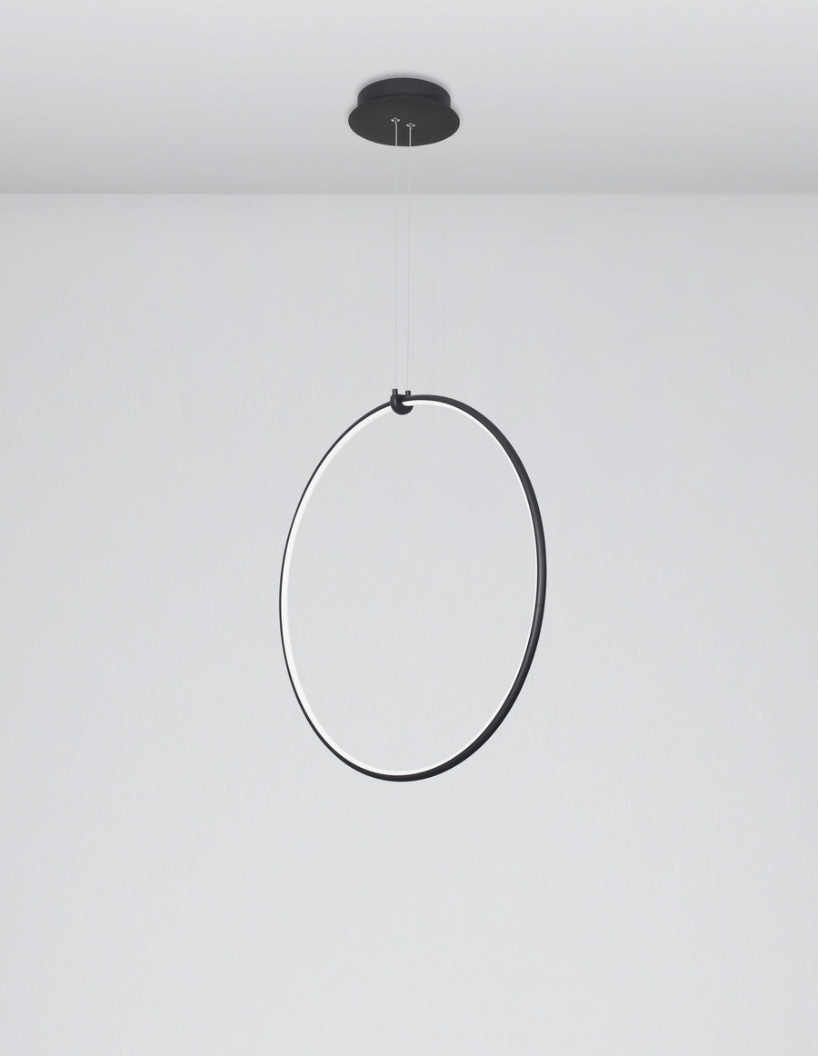Vue de trois quarts de l'anneau éclairé, ruban LED blanc à l'intérieur