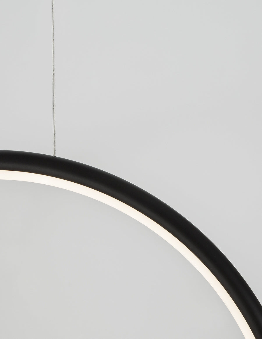 Détail du câble de suspension et de l’anneau noir avec bandeau lumineux.
