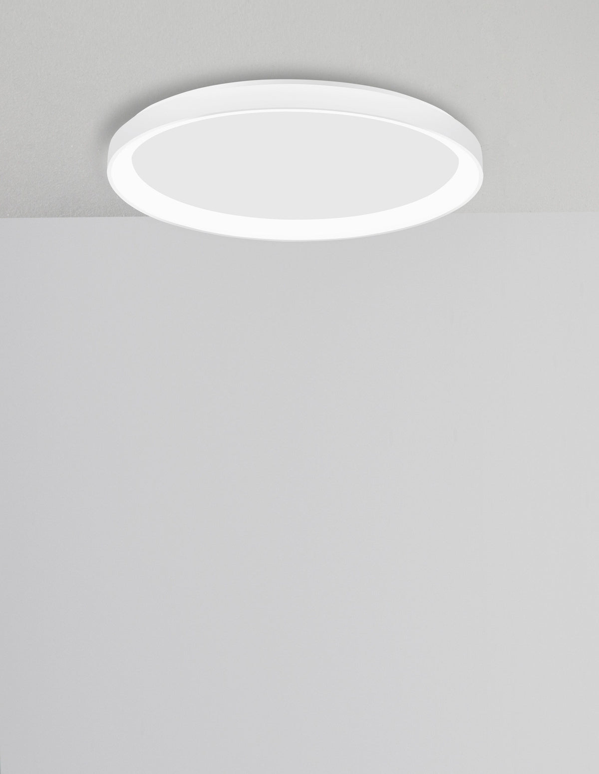 Plafonnier blanc installé au plafond, vue de côté sur mur gris