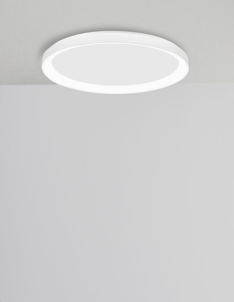 Plafonnier blanc installé au plafond, vue de côté sur mur gris