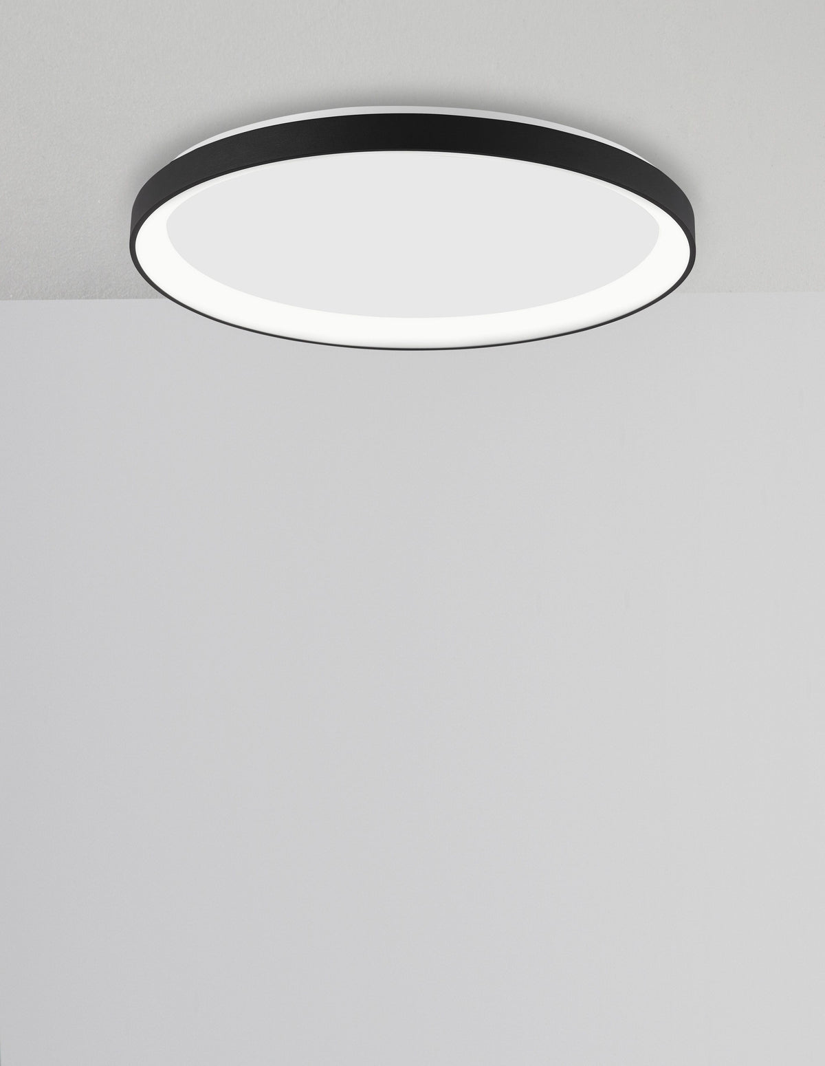 Plafonnier fixé au plafond blanc, éclairage allumé, vu de dessous